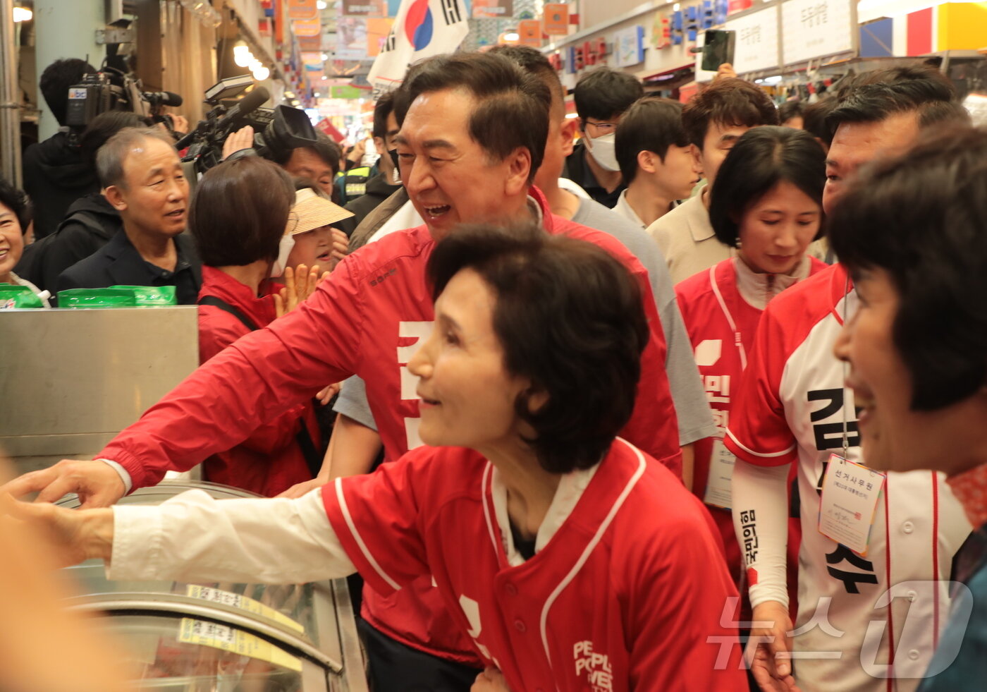 본문 이미지 - 김문수 국민의힘 대통령 후보의 배우자 설난영 여사와 김기현 국민의힘 의원이 26일 오후 울산 남구 수암시장을 찾아 김 후보 지지를 호소하고 있다. 2025.5.26/뉴스1 ⓒ News1 김세은 기자