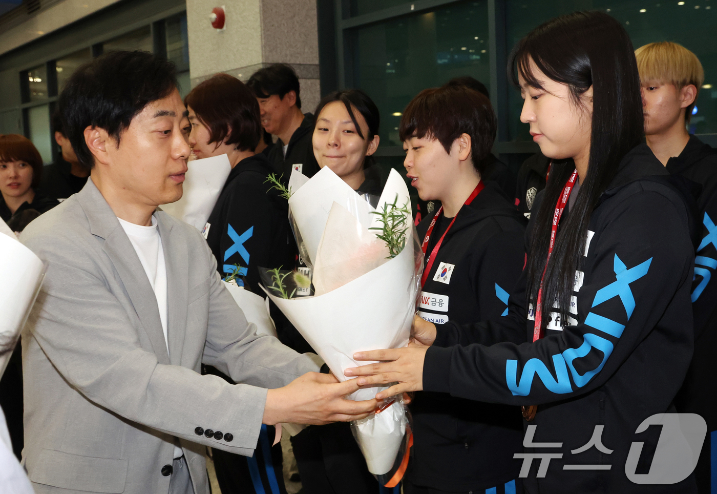 (인천공항=뉴스1) 김명섭 기자 = 탁구 국가대표팀 신유빈이 26일 인천공항에서 2025 카타르 도하 세계탁구선수권대회를 마치고 귀국해 유남규 대한탁구협회 실무부회장으로 부터 꽃다 …