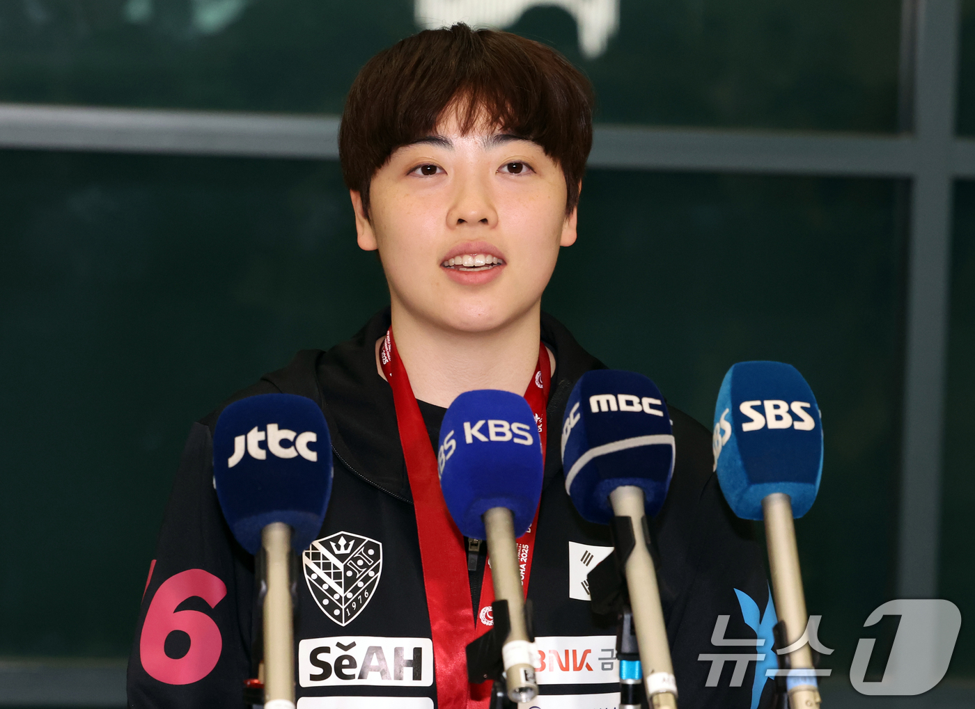 (인천공항=뉴스1) 김명섭 기자 = 탁구 국가대표팀 유한나가 26일 인천공항에서 2025 카타르 도하 세계탁구선수권대회를 마치고 귀국해 인터뷰를 하고 있다. 신유빈은 이번 대회 여 …