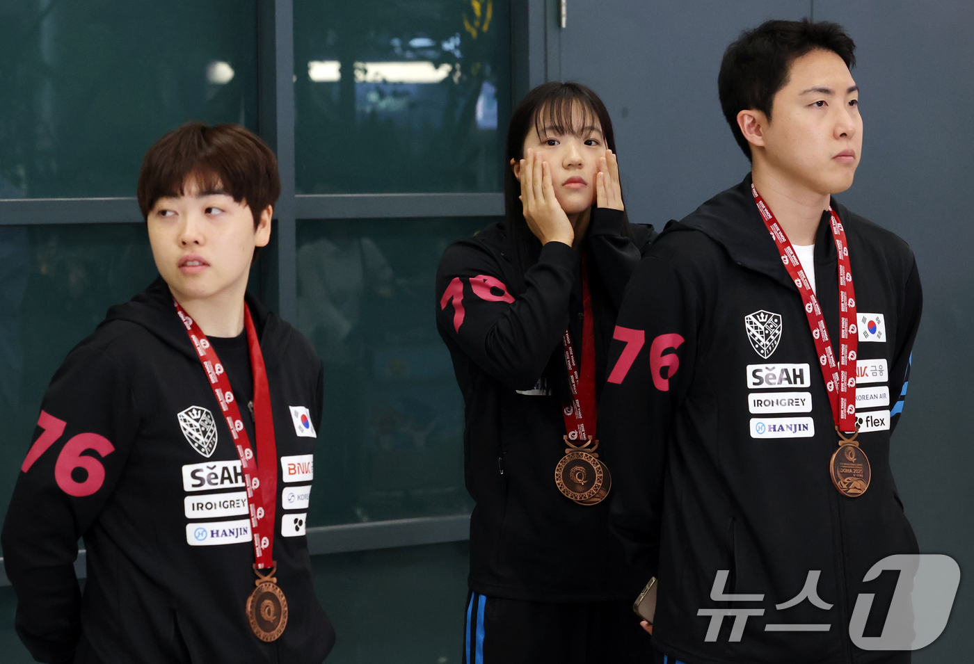 (인천공항=뉴스1) 김명섭 기자 = 탁구 국가대표팀 신유빈, 임종훈, 유한나가 26일 인천공항에서 2025 카타르 도하 세계탁구선수권대회를 마치고 귀국해 환영행사를 기다리고 있다. …