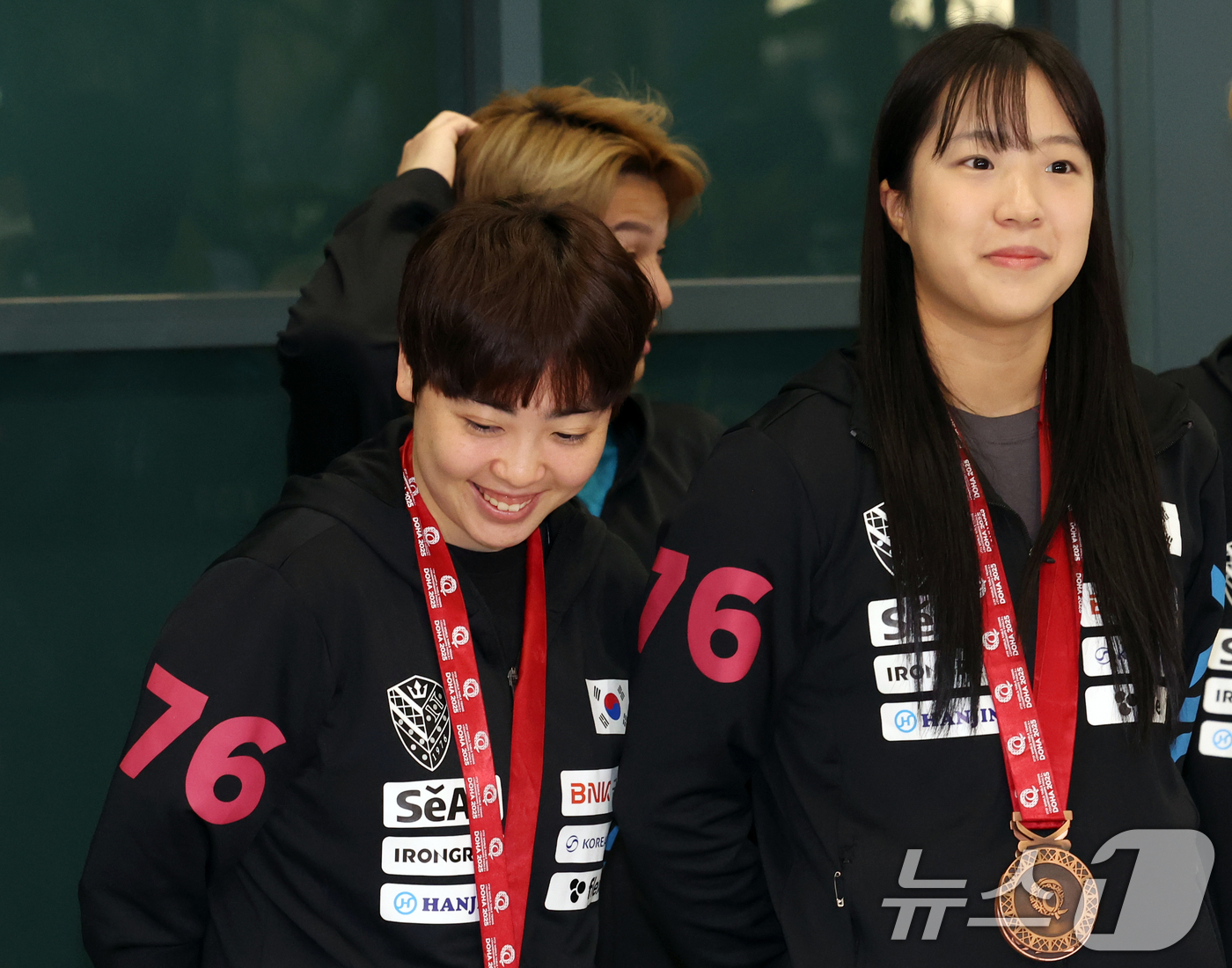 (인천공항=뉴스1) 김명섭 기자 = 탁구 국가대표팀 신유빈과 유한나가 26일 인천공항에서 2025 카타르 도하 세계탁구선수권대회를 마치고 귀국해 대화를 하고 있다. 신유빈은 이번 …