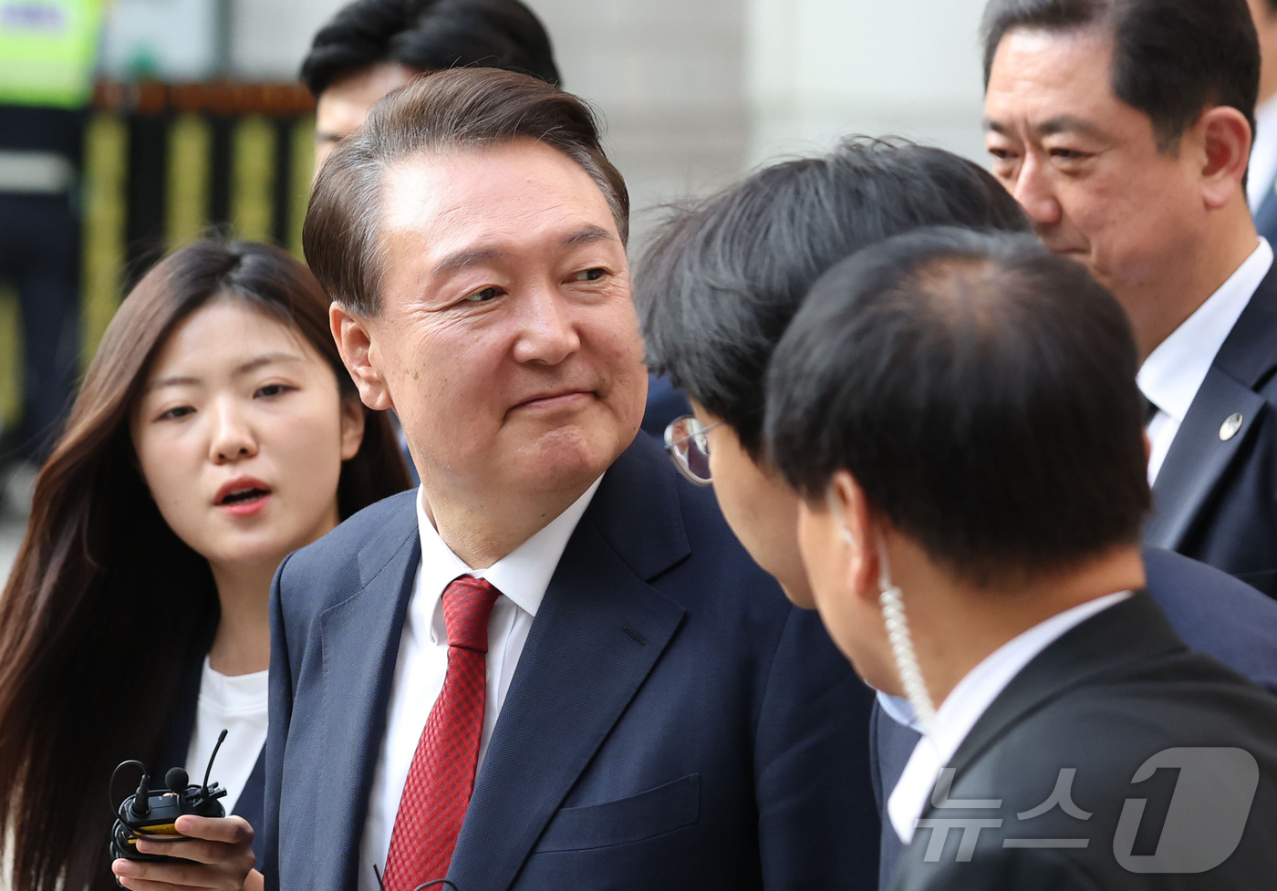 (서울=뉴스1) 사진공동취재단 = 윤석열 전 대통령이 26일 오후 서울 서초구 중앙지방법원에서 열린 내란 우두머리 혐의, 직권남용 권리행사방해 혐의 사건 5차 공판을 마친 후 법원 …