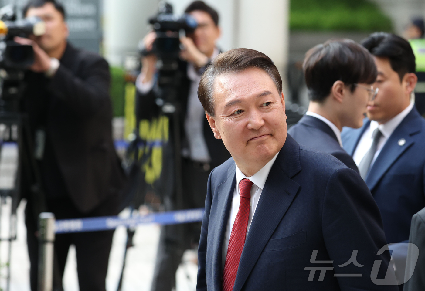 (서울=뉴스1) 사진공동취재단 = 윤석열 전 대통령이 26일 오후 서울 서초구 중앙지방법원에서 열린 내란 우두머리 혐의, 직권남용 권리행사방해 혐의 사건 5차 공판을 마친 후 법원 …