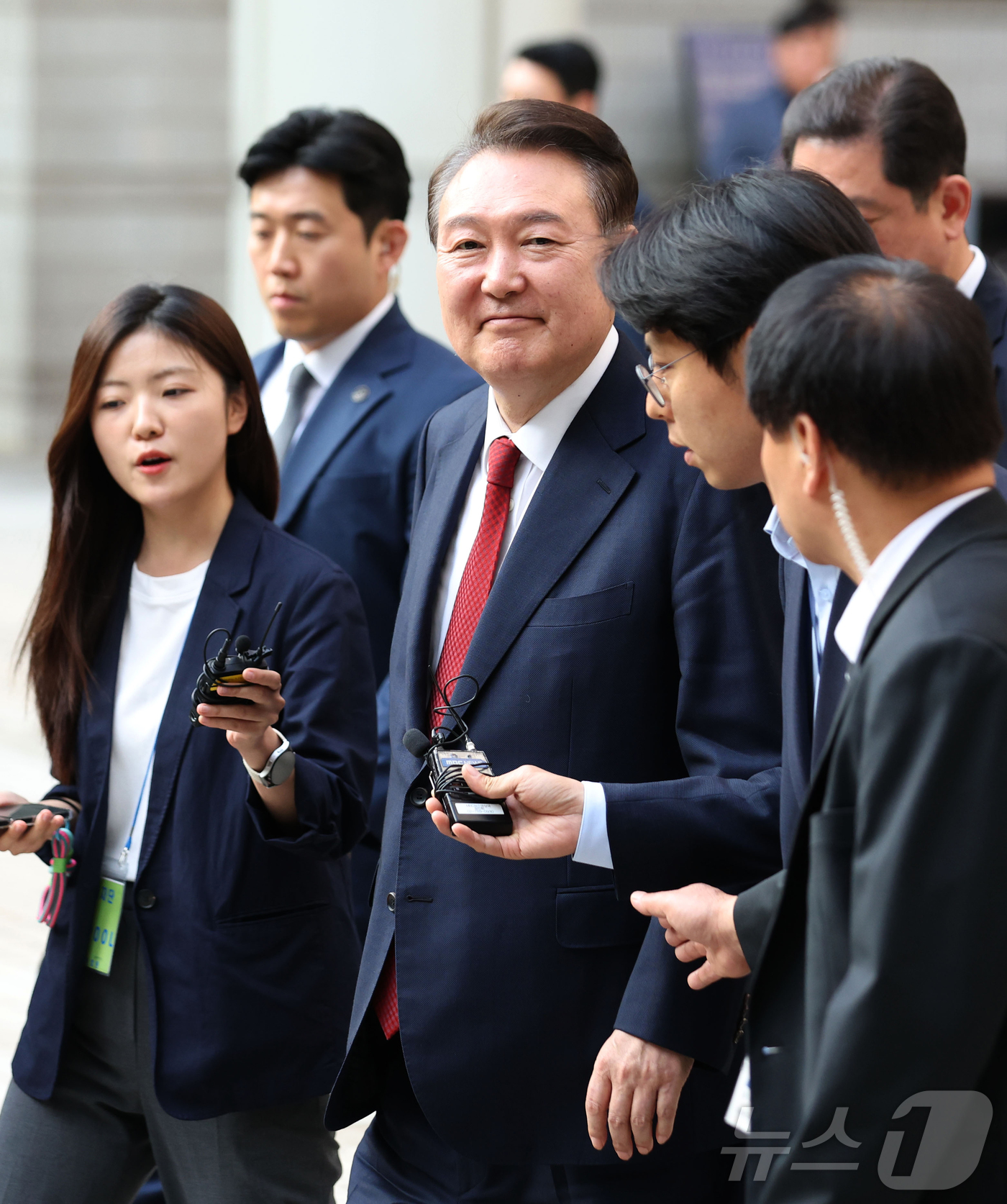 (서울=뉴스1) 사진공동취재단 = 윤석열 전 대통령이 26일 오후 서울 서초구 중앙지방법원에서 열린 내란 우두머리 혐의, 직권남용 권리행사방해 혐의 사건 5차 공판을 마친 후 취재 …