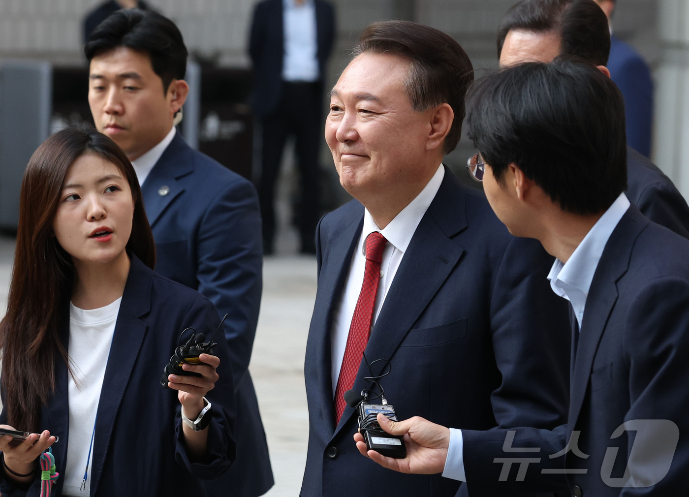 (서울=뉴스1) 사진공동취재단 = 윤석열 전 대통령이 26일 오후 서울 서초구 중앙지방법원에서 열린 내란 우두머리 혐의, 직권남용 권리행사방해 혐의 사건 5차 공판을 마친 후 취재 …