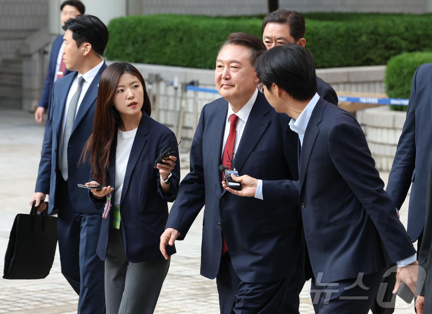 (서울=뉴스1) 사진공동취재단 = 윤석열 전 대통령이 26일 오후 서울 서초구 중앙지방법원에서 열린 내란 우두머리 혐의, 직권남용 권리행사방해 혐의 사건 5차 공판을 마친 후 취재 …