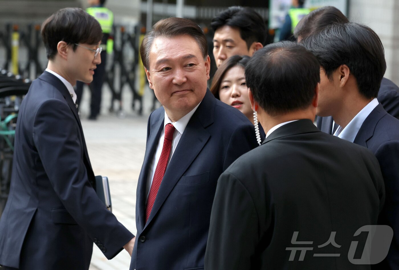 본문 이미지 - 윤석열 전 대통령이 26일 오후 서울 서초구 중앙지방법원에서 열린 내란 우두머리 혐의, 직권남용 권리행사방해 혐의 사건 5차 공판을 마친 후 법원을 나서며 지지자들을 보고 있다. 2025.5.26/뉴 스1 2025.5.26/뉴스1 ⓒ News1 사진공동취재단