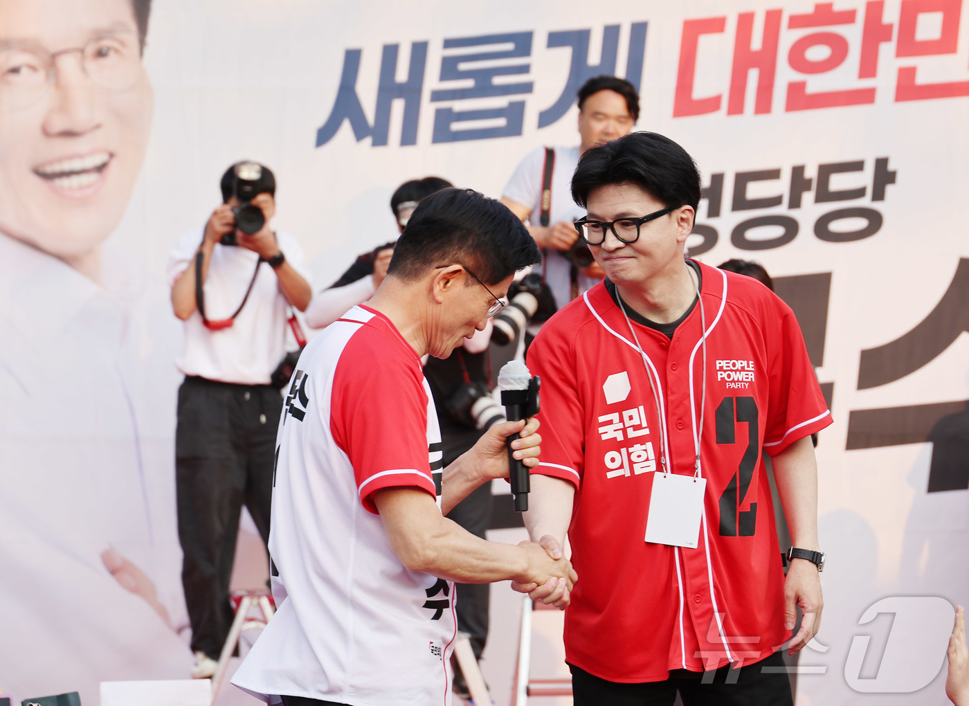 (서울=뉴스1) 이광호 기자 = 김문수 국민의힘 대통령 후보가 26일 오후 서울 도봉구 방학동 사거리 유세에서 한동훈 전 대표와 인사를 나누고 있다. (공동취재) 2025.5.26 …