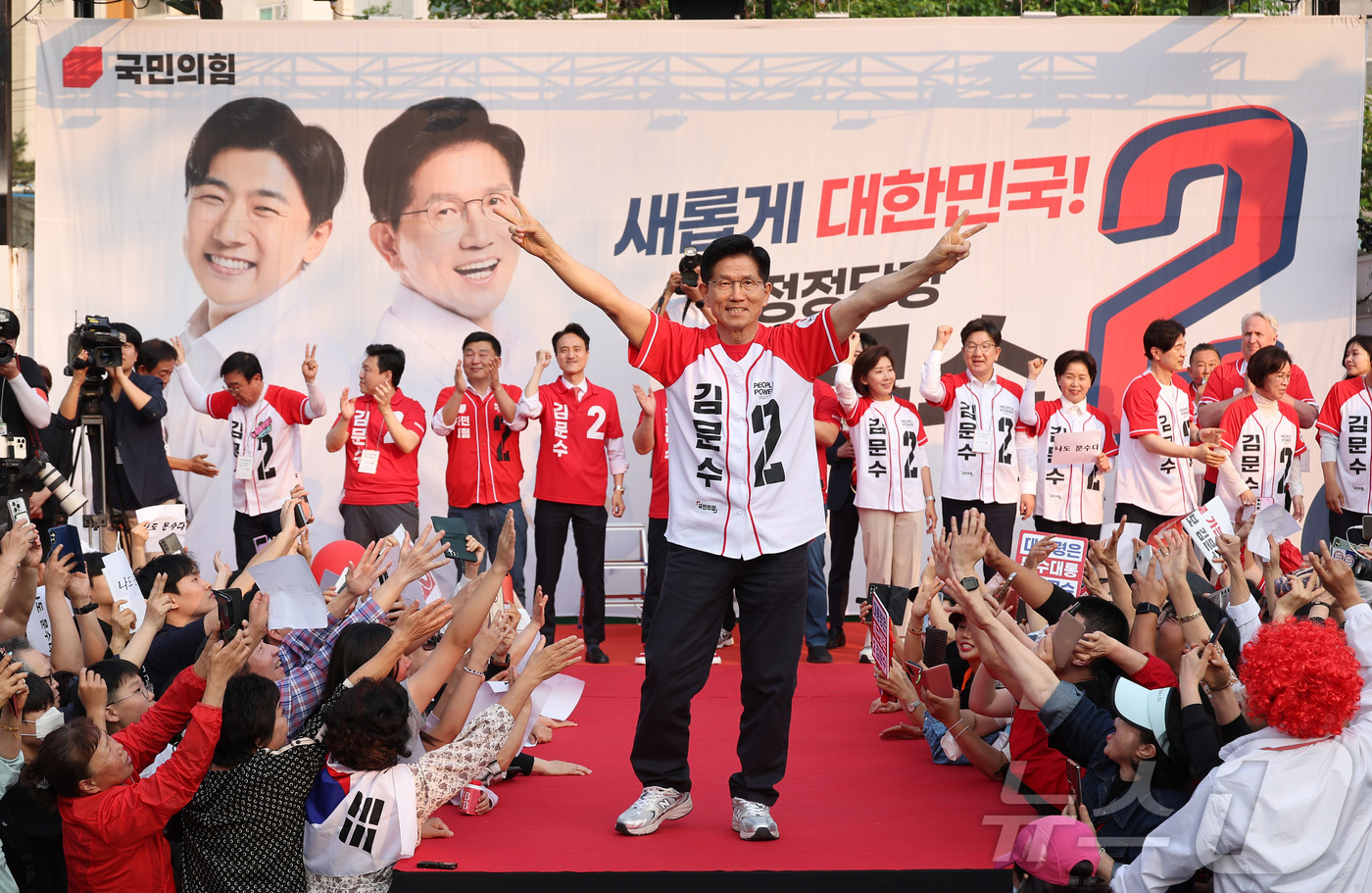 (서울=뉴스1) 이광호 기자 = 김문수 국민의힘 대통령 후보가 26일 오후 서울 도봉구 방학동 사거리 유세에서 지지를 호소하고 있다. (공동취재) 2025.5.26/뉴스1