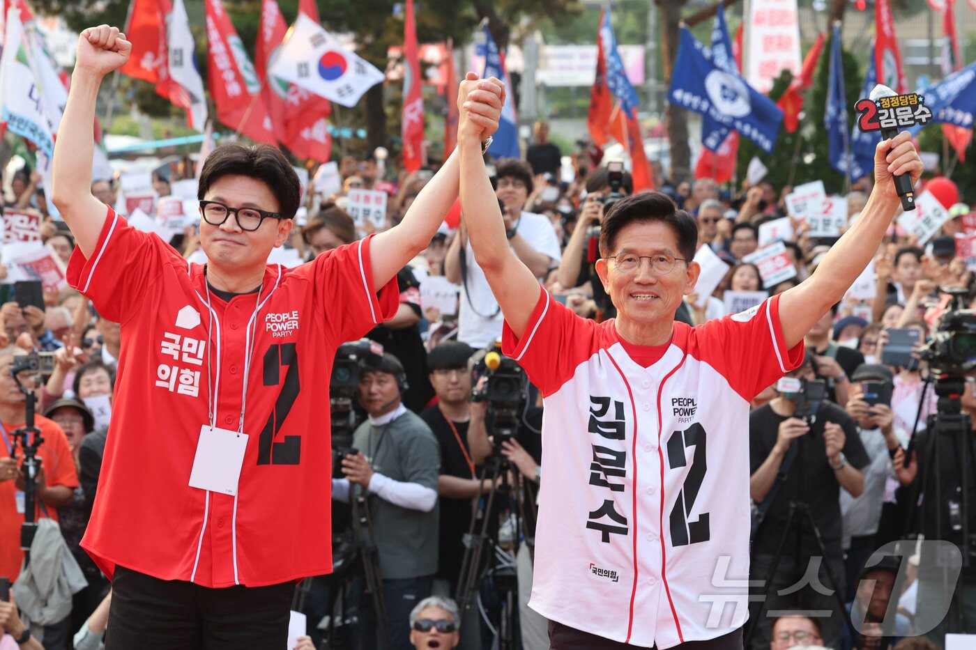 본문 이미지 - 김문수 국민의힘 대통령 후보가 26일 오후 서울 도봉구 방학동 사거리 유세에서 한동훈 전 대표와 함께 시민들에게 인사하고 있다. &#40;공동취재&#41; 2025.5.26/뉴스1 ⓒ News1 이광호 기자