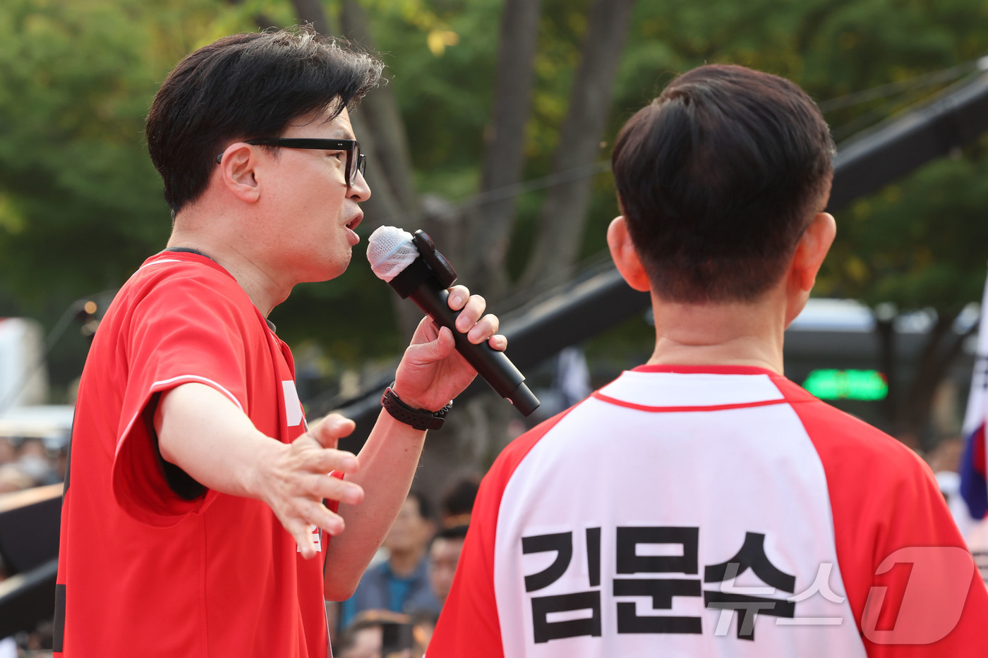 (서울=뉴스1) 이광호 기자 = 한동훈 전 국민의힘 대표가 26일 서울 도봉구 방학사거리 인근에서 열린 김문수 대통령 후보의 집중유세에서 김 후보 지지를 호소 하고 있다. (공동취 …