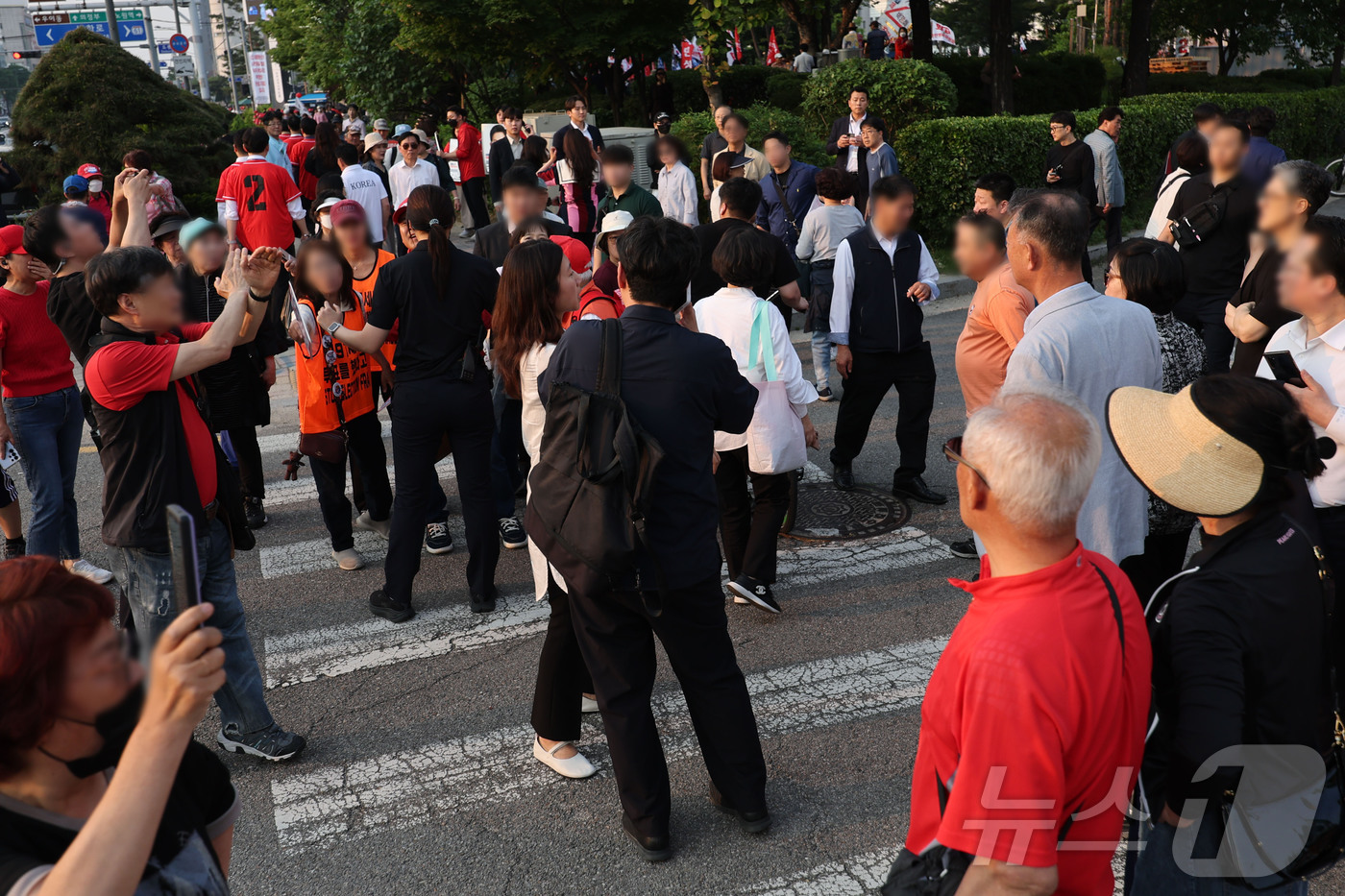 (서울=뉴스1) 이광호 기자 = 26일 서울 도봉구 방학사거리 인근에서 열린 김문수 국민의힘 대통령 후보의 집중유세 현장 인근에서 한동훈 전 국민의힘 대표 지지자와 김문수 후보 지 …