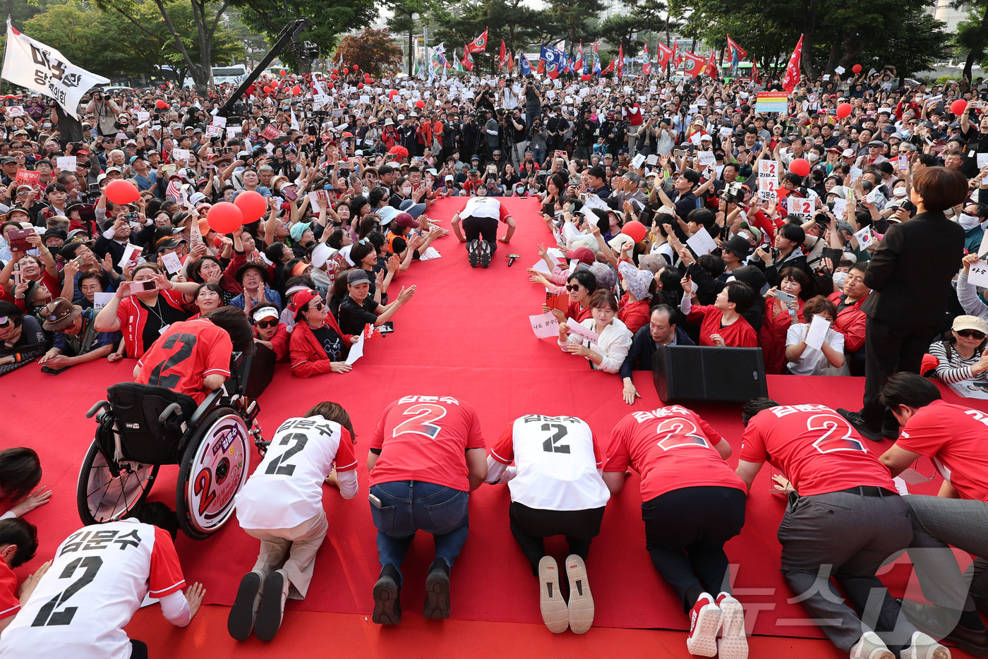 (서울=뉴스1) 이광호 기자 = 김문수 국민의힘 대통령 후보가 26일 서울 도봉구 방학사거리 인근에서 열린 집중유세에서 유권자들을 향해 큰절을 하고 있다. (공동취재) 2025.5 …