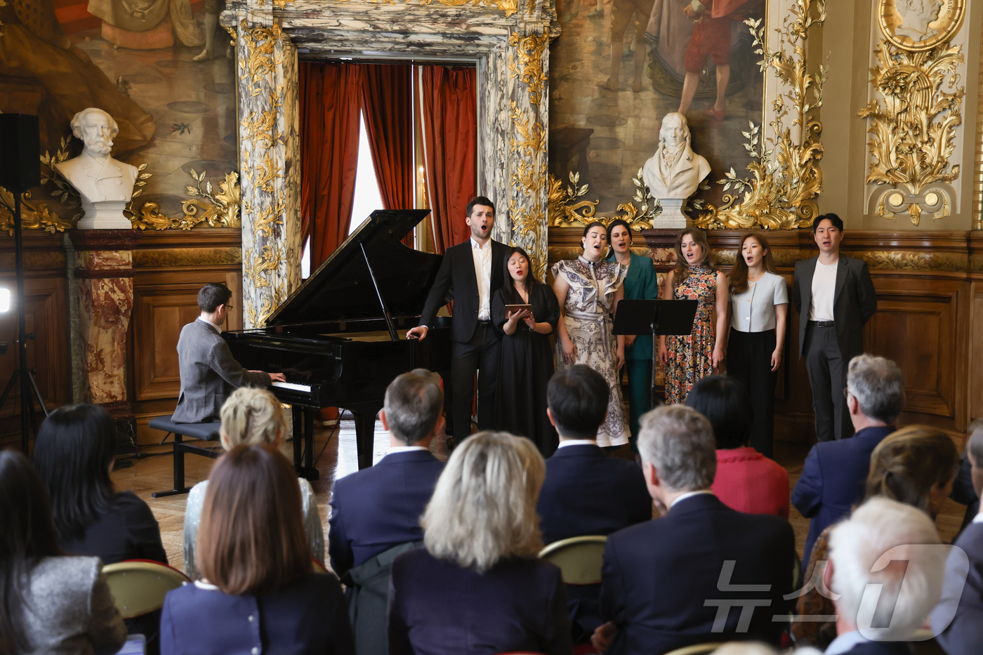 (파리=뉴스1) 이준성 기자 = 26일(현지시간) 프랑스 파리 오페라 코미크 극장(Opéra Comique)에서 조수미에 대한 프랑스 문화예술공로훈장 최고 등급인 코망되르(Comm …