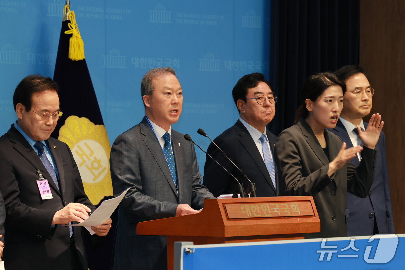 본문 이미지 - '서울대 10개 만들기' 전현직 거점대 총장, 교육감 기자회견. (전북대 제공)