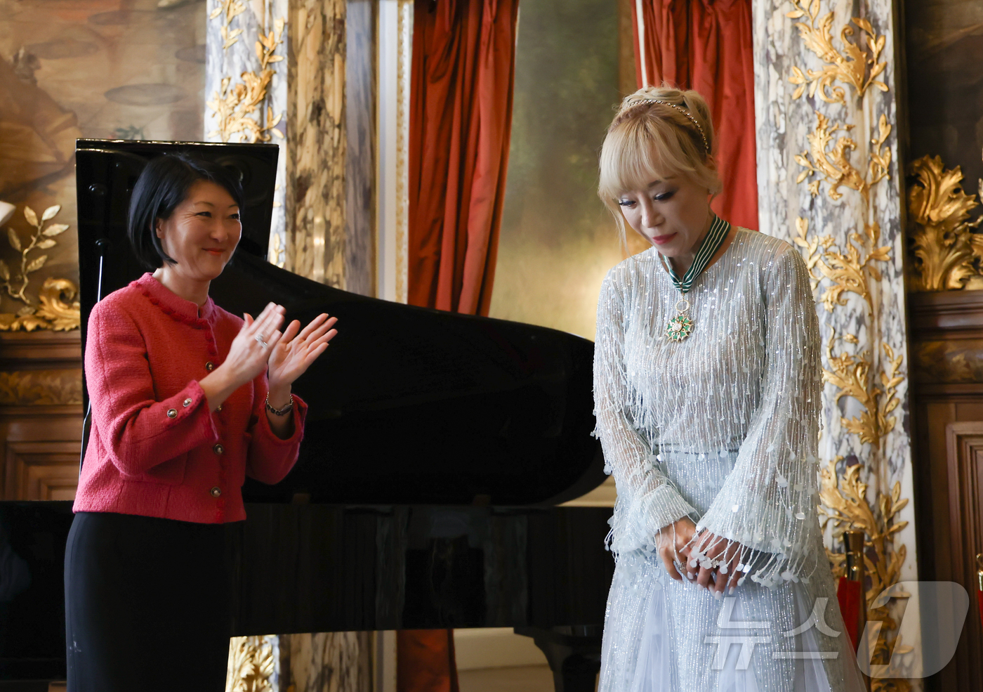 (파리=뉴스1) 이준성 기자 = 소프라노 조수미가 26일(현지시간) 프랑스 파리 오페라 코미크 극장(Opéra Comique)에서 한국계 플뢰르 펠르렝 전 프랑스 문화부 장관에게 …