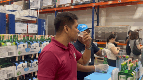 본문 이미지 -  필리핀 마닐라의 대형 회원제 마트 S&R에서 얼위씨가 진로 소주를 시음하는 모습.