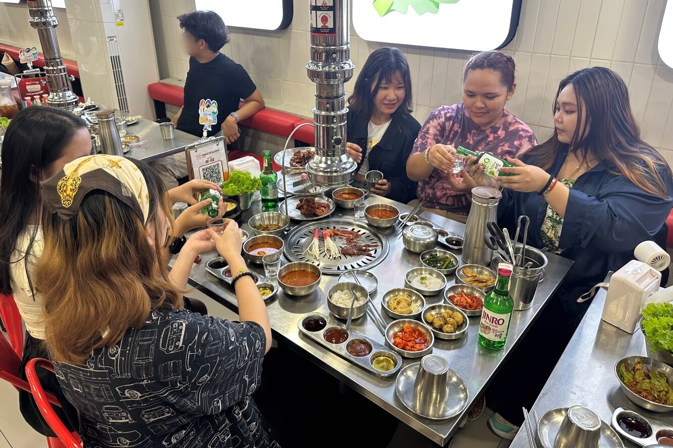 본문 이미지 - 필리핀 마닐라 삼겹살라맛&#40;Samgyupsalamat&#41;에서 소비자들이 진로&#40;JINRO&#41; 제품을 음용하고 있다.&#40;하이트진로 제공&#41;