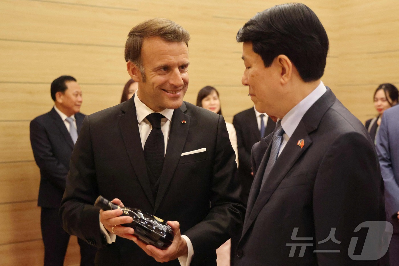 (하노이 AFP=뉴스1) 권영미 기자 = 26일 베트남을 방문중인 에마뉘엘 마크롱 프랑스 대통령이 르엉 끄엉 베트남 국가주석에게 꼬냑 한병을 선물하고 있다. 2025.05.26.ⓒ …