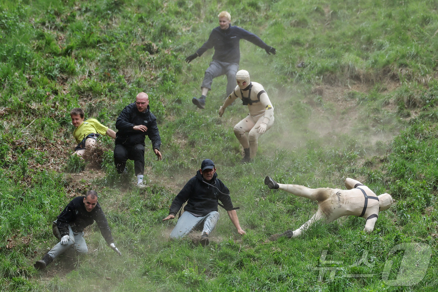 (브록워스 로이터=뉴스1) 권영미 기자 = 영국 글로스터셔주 브록워스에서 26일(현지시간) 치즈 굴리기 대회가 열리고 있다. 매년 이맘때 열리는 이 행사는 마을 언덕 꼭대기에서 3 …