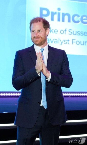 본문 이미지 - 영국 서식스 공작 해리 왕자가 26일 오전 중국 상하이(현지 시간) 상하이 국제 컨벤션 센터에서 트립닷컴이 개최한 '인비젼 2025 글로벌 콘퍼런스'에 참석했다(트립닷컴 그룹 제공)