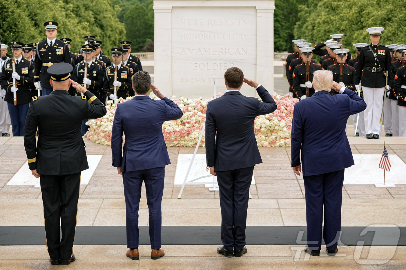 (알링턴 로이터=뉴스1) 류정민 특파원 = 도널드 트럼프 미국 대통령(사진 오른쪽부터)과 JD 밴스 부통령, 피트 헤그세스 국방장관이 26일(현지시간) 미국 버지니아주 알링턴 국립 …