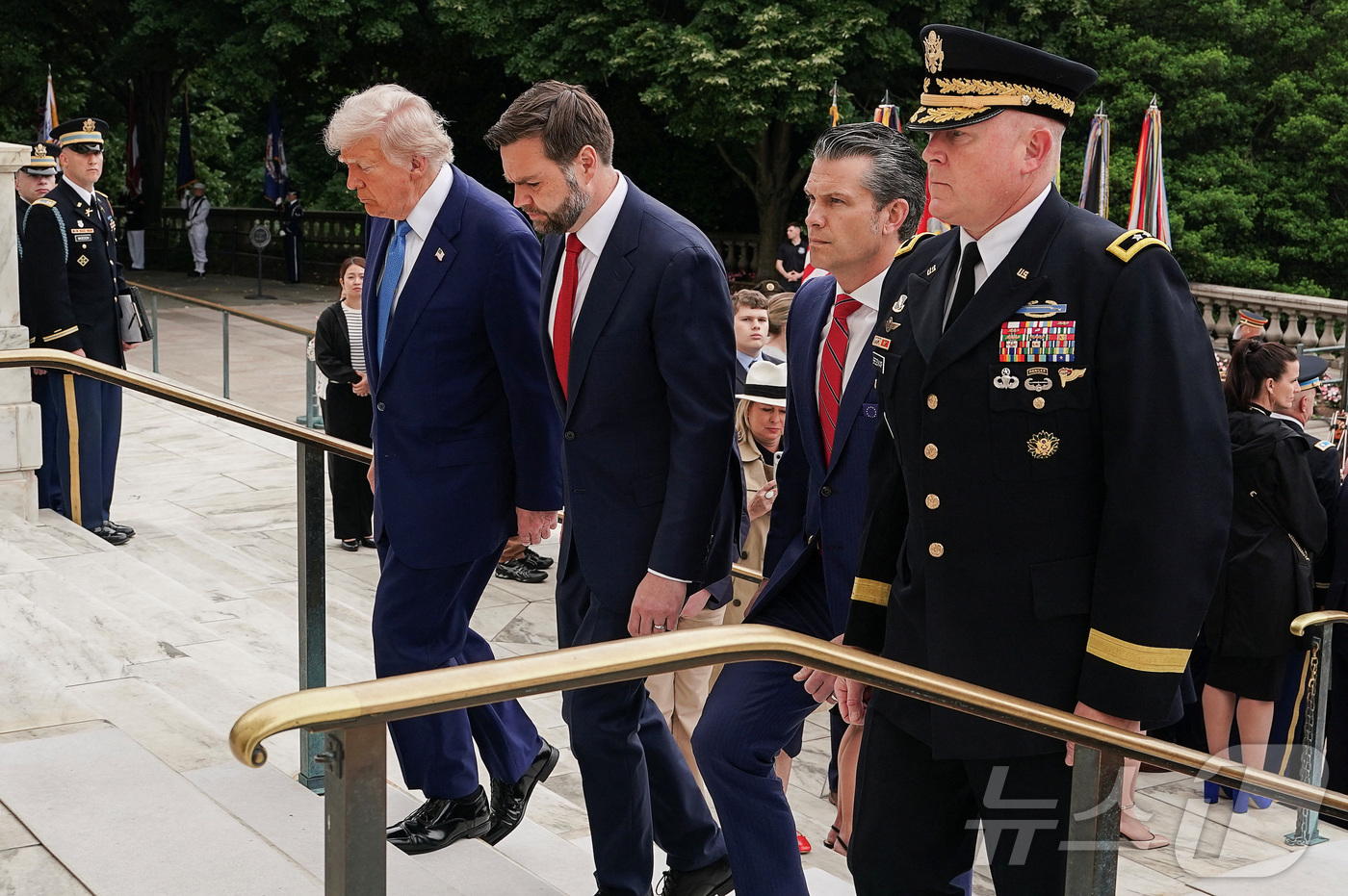 (알링턴 로이터=뉴스1) 류정민 특파원 = 도널드 트럼프 미국 대통령, JD 밴스 부통령, 피트 헤그세스 국방부 장관이 26일(현지시간) 미국의 현충일인 '메모리얼 데이'(매년 5 …