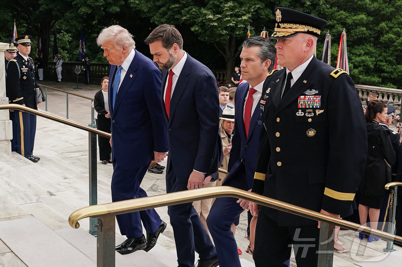 본문 이미지 - 도널드 트럼프 미국 대통령, JD 밴스 부통령, 피트 헤그세스 국방부 장관이 26일(현지시간) 미국의 현충일인 '메모리얼 데이'(매년 5월 마지막 주 월요일)을 맞아 버지니아주 알링턴 국립묘지에서 열린 현충일 기념식에 참석하고 있다. 2025.05.26 ⓒ 로이터=뉴스1 ⓒ News1 류정민 특파원