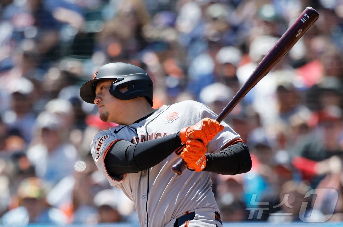 본문 이미지 - 샌프란시스코 자이언츠 윌머 플로레스가 27일(한국시간) 열린 2025 메이저리그 디트로이트 타이거스전 6회초 1사 1, 2루에서 1타점 적시타를 쳤다. 이 1득점이 이날 샌프란시스코의 유일한 득점이었다. ⓒ AFP=뉴스1