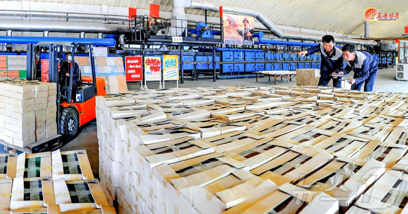 (평양 노동신문=뉴스1) = 북한 노동당 기관지 노동신문은 27일 "중산 투쟁의 불길 높이 건재품 생산을 힘있게 내밀고 있다"라면서 평양건재공장을 조명했다. [국내에서만 사용가능. …