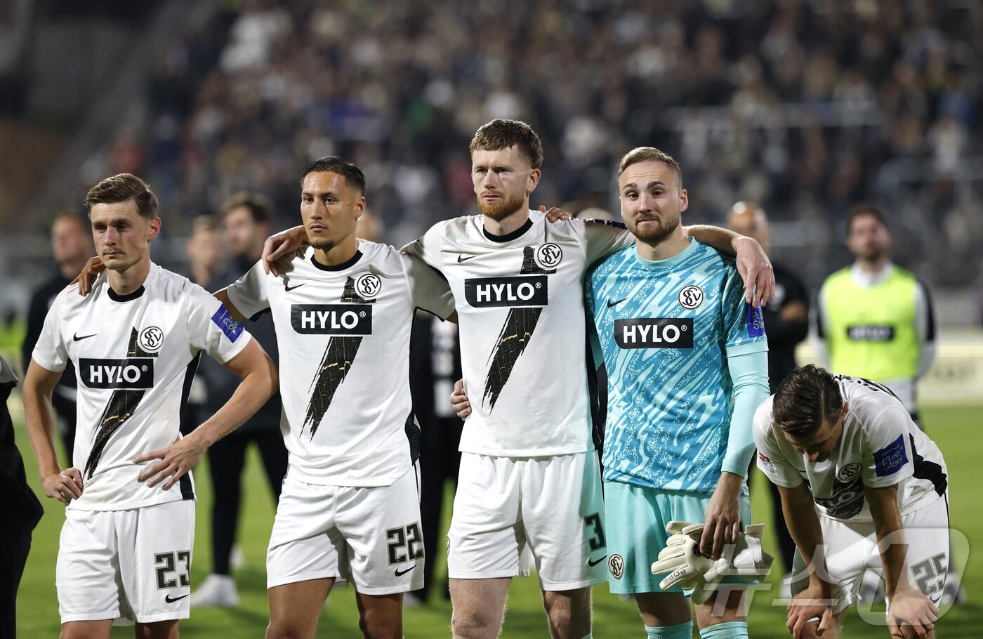 본문 이미지 - 독일 분데스리가(1부리그) 승격에 실패한 엘버스베르크 선수들이 아쉬워하고 있다. ⓒ 로이터=뉴스1