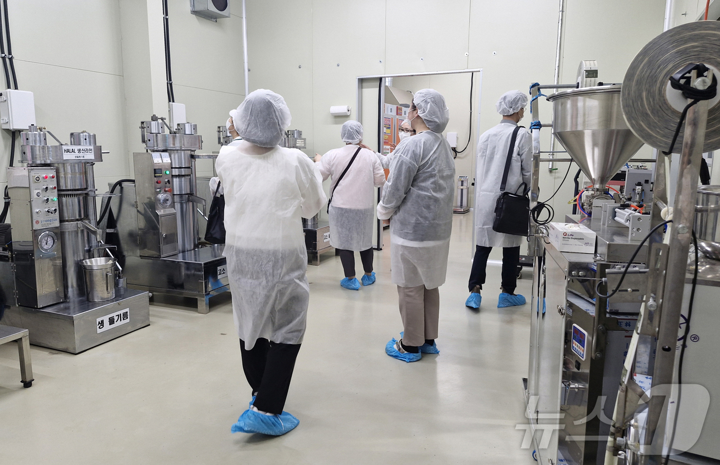 (예산=뉴스1) 이동원 기자 = 예산군은 지난 21일 학교급식에 사용되는 충남도 추천 우수 식재료 공급업체를 대상으로 시설 위생상태, 식재료 보관상태, 우수식재료 인증 여부 등을 …