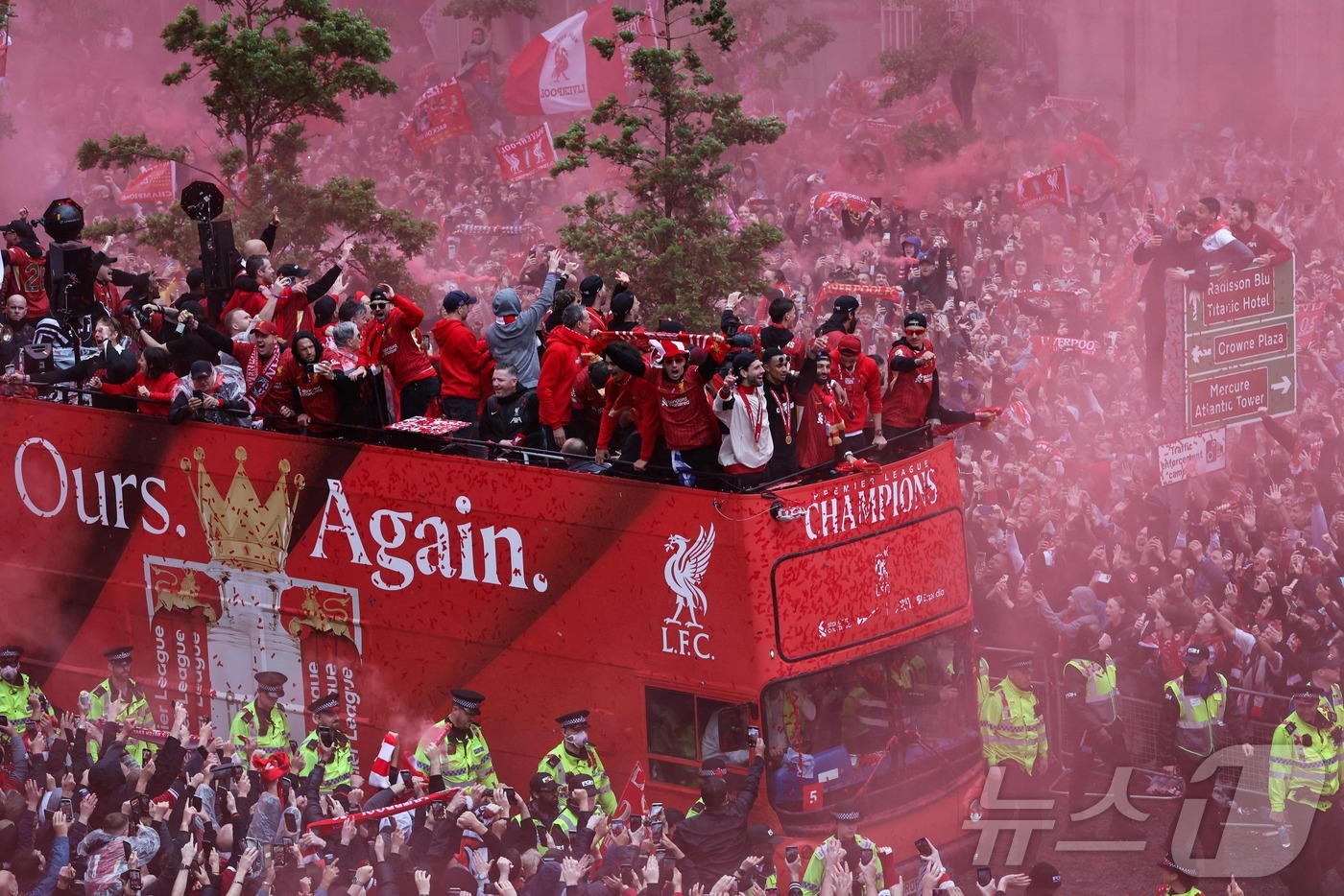 (리버풀 AFP=뉴스1) 우동명 기자 = 리버풀 선수들이 26일(현지시간) 영국 리버풀에서 리버풀 FC의 EPL 우승 축하 퍼레이드를 하고 있다. 2025.05.27ⓒ AFP=뉴스 …