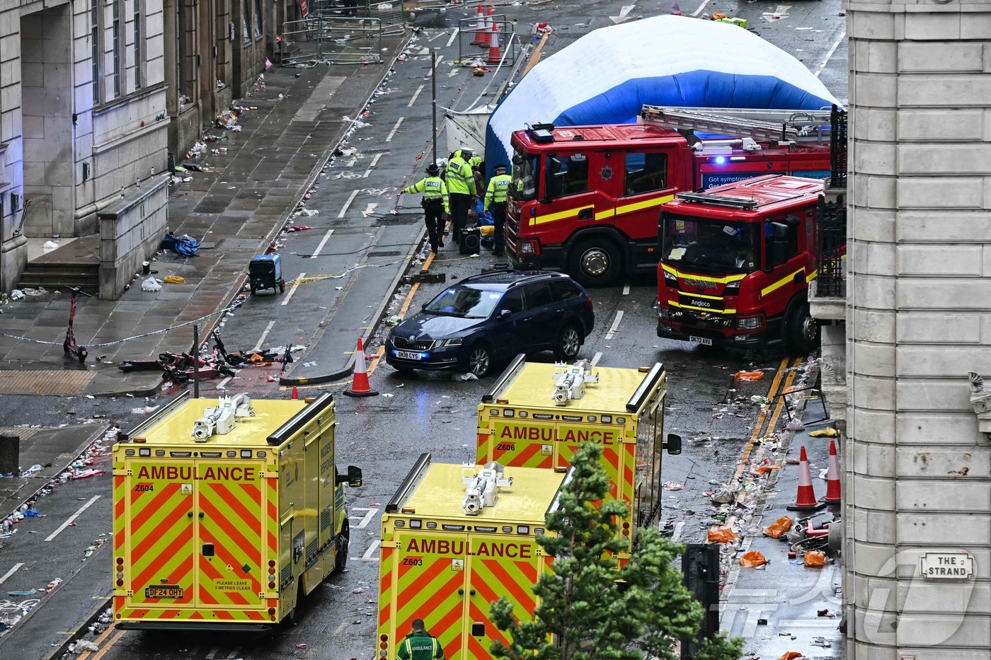 (리버풀 AFP=뉴스1) 우동명 기자 = 리버풀 선수들이 26일(현지시간) 영국 리버풀의 워터 스트리트에서 리버풀 FC의 EPL 우승 퍼레이드를 축하하던 군중들 사이로 차량이 돌진 …