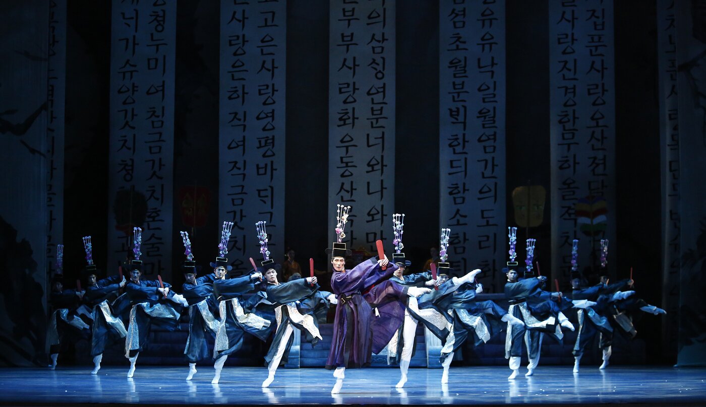 본문 이미지 - '발레 춘향' 중 남성 군무ⓒ Lyeowon Kim(유니버설발레단 제공)