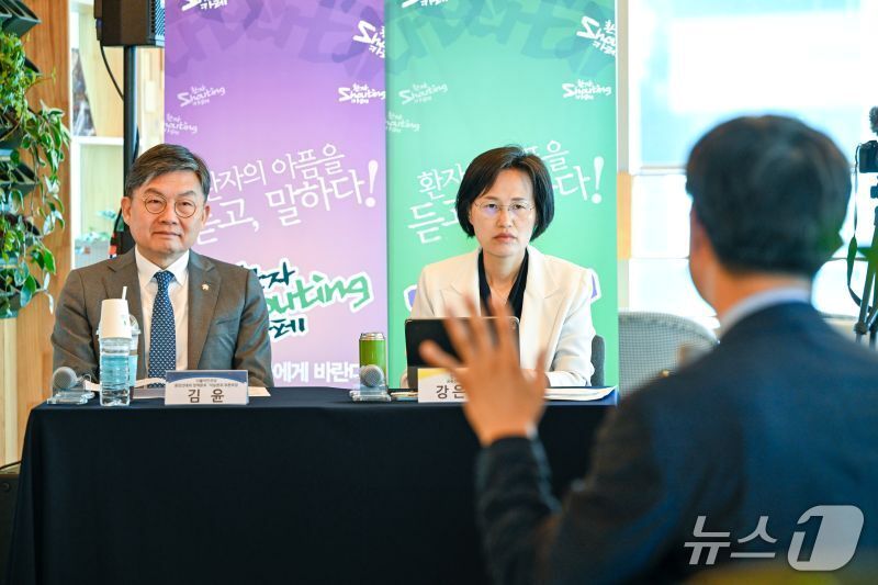 본문 이미지 - 환자들의 건의사항을 듣고 있는 김윤 더불어민주당 중앙선대위 정책본부·직능본부 부본부장&#40;왼쪽&#41;과 강은미 민주노동당 공동선대위원장.&#40;한국환자단체연합회 제공&#41;