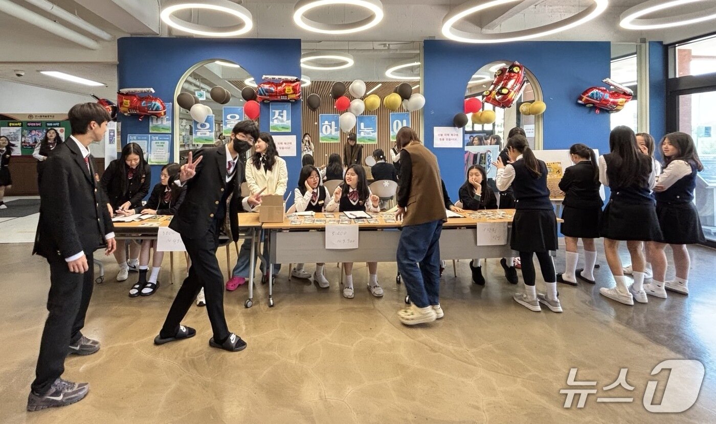 본문 이미지 - 브니엘예술중학교 학생들이 산불 피해 복구 모금 행사를 벌이고 있다. (부산시교육청 제공. 재판매 및 DB 금지)