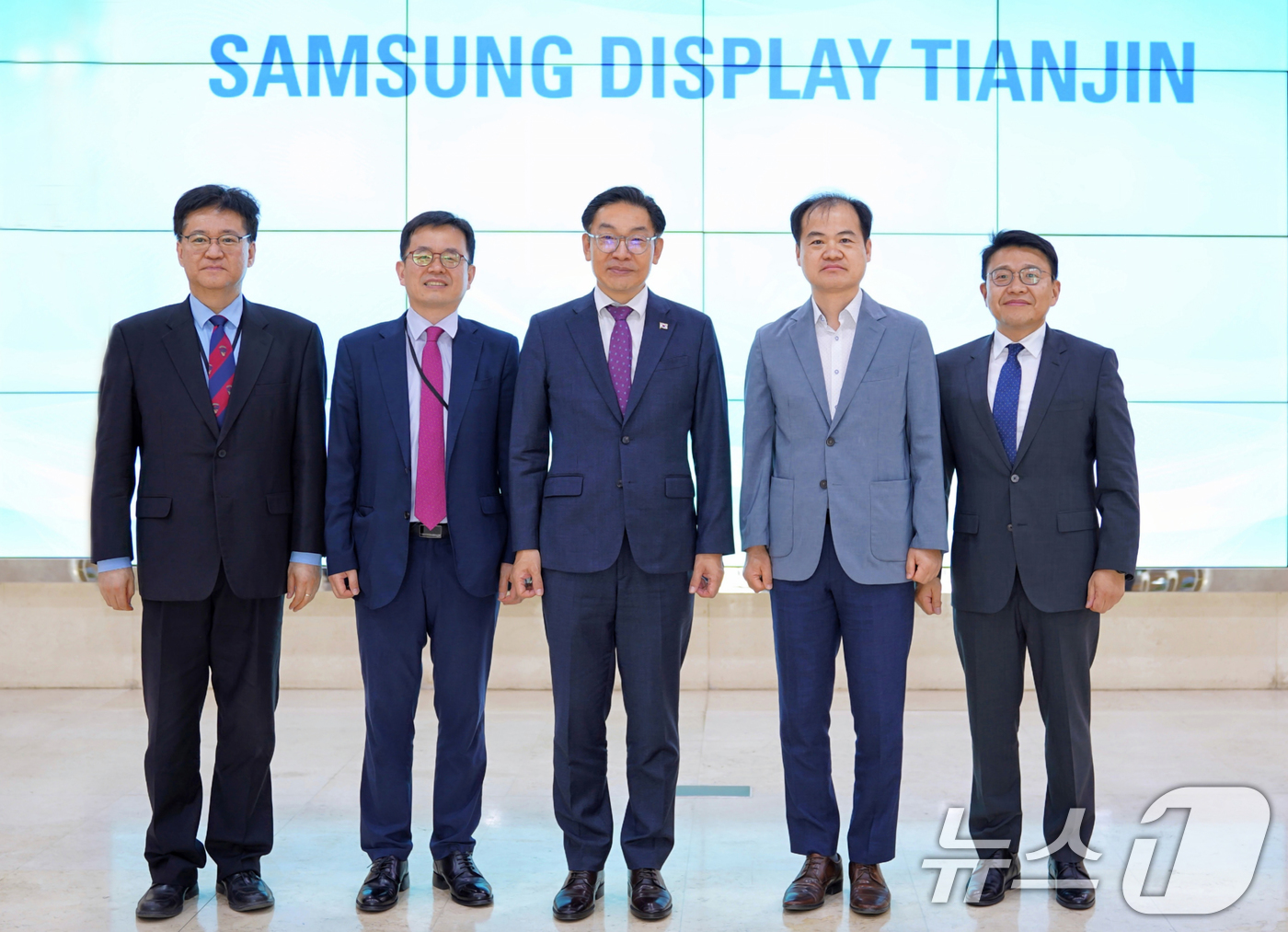 (서울=뉴스1) = 특허청은 김완기 특허청장이 지난 26일(현지시간) 삼성디스플레이 중국 톈진사업장을 방문해 '특허 분쟁 대응방안'에 대한 의견을 나누었다고 27일 밝혔다.김완기 …