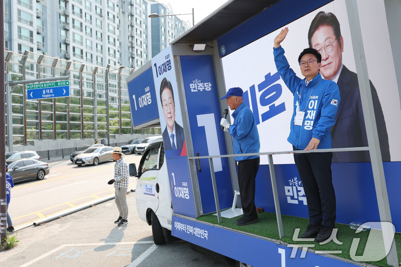 본문 이미지 - 조기대선을 일주일 앞둔 27일 광주 남구 봉선동 사거리에서 동남갑 정진욱 더불어민주당 국회의원이 출근길 유세를 하고 있다. 2025.5.27/뉴스1 ⓒ News1 박지현 기자