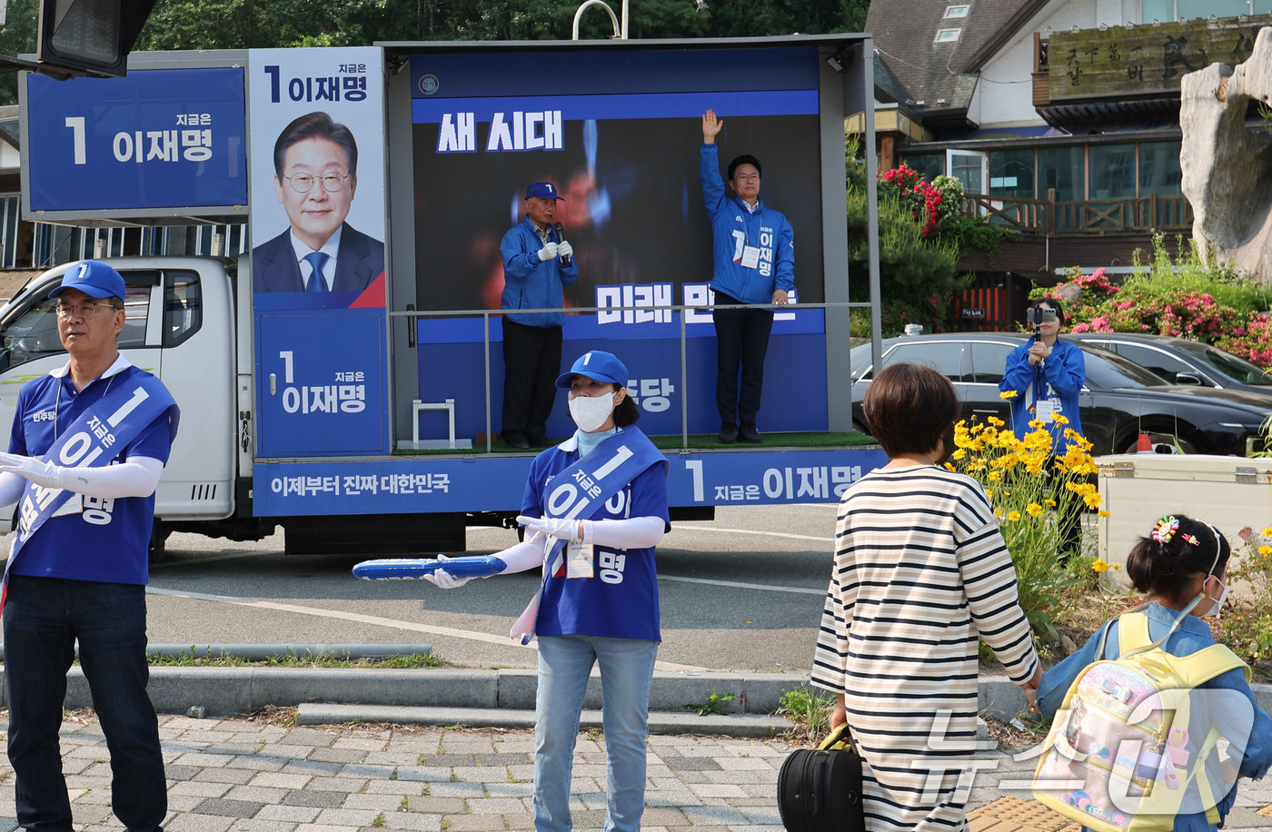 (광주=뉴스1) 박지현 기자 = 조기대선을 일주일 앞둔 27일 광주 남구 봉선동 사거리에서 동남갑 정진욱 더불어민주당 국회의원이 출근길 유세하고 있다. 2025.5.27/뉴스1