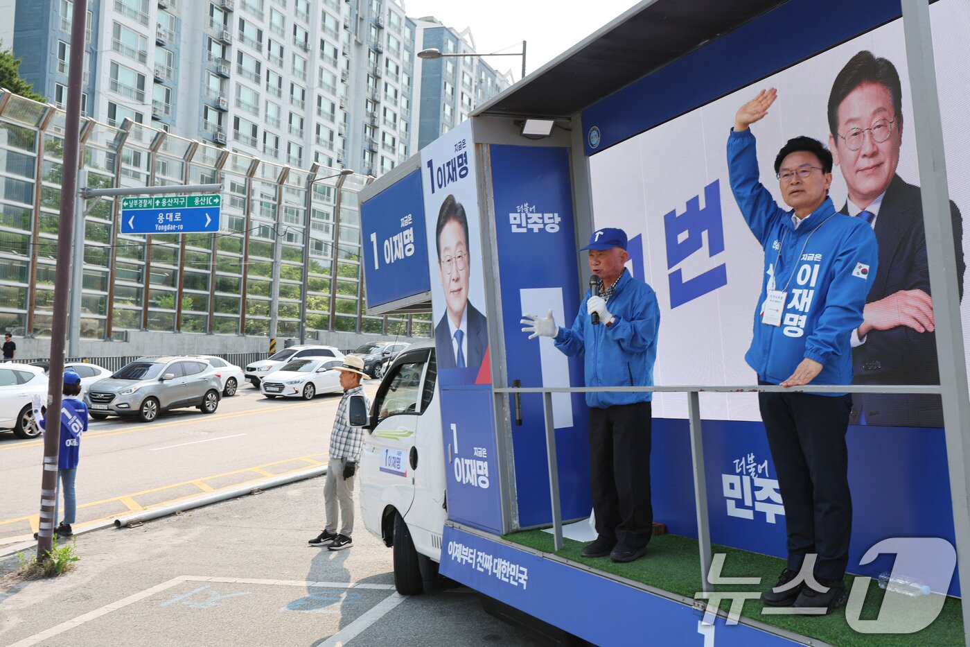 본문 이미지 - 조기대선을 일주일 앞둔 27일 광주 남구 봉선동 사거리에서 동남갑 정진욱 더불어민주당 국회의원이 출근길 유세하고 있다. 2025.5.27/뉴스1 ⓒ News1 박지현 기자