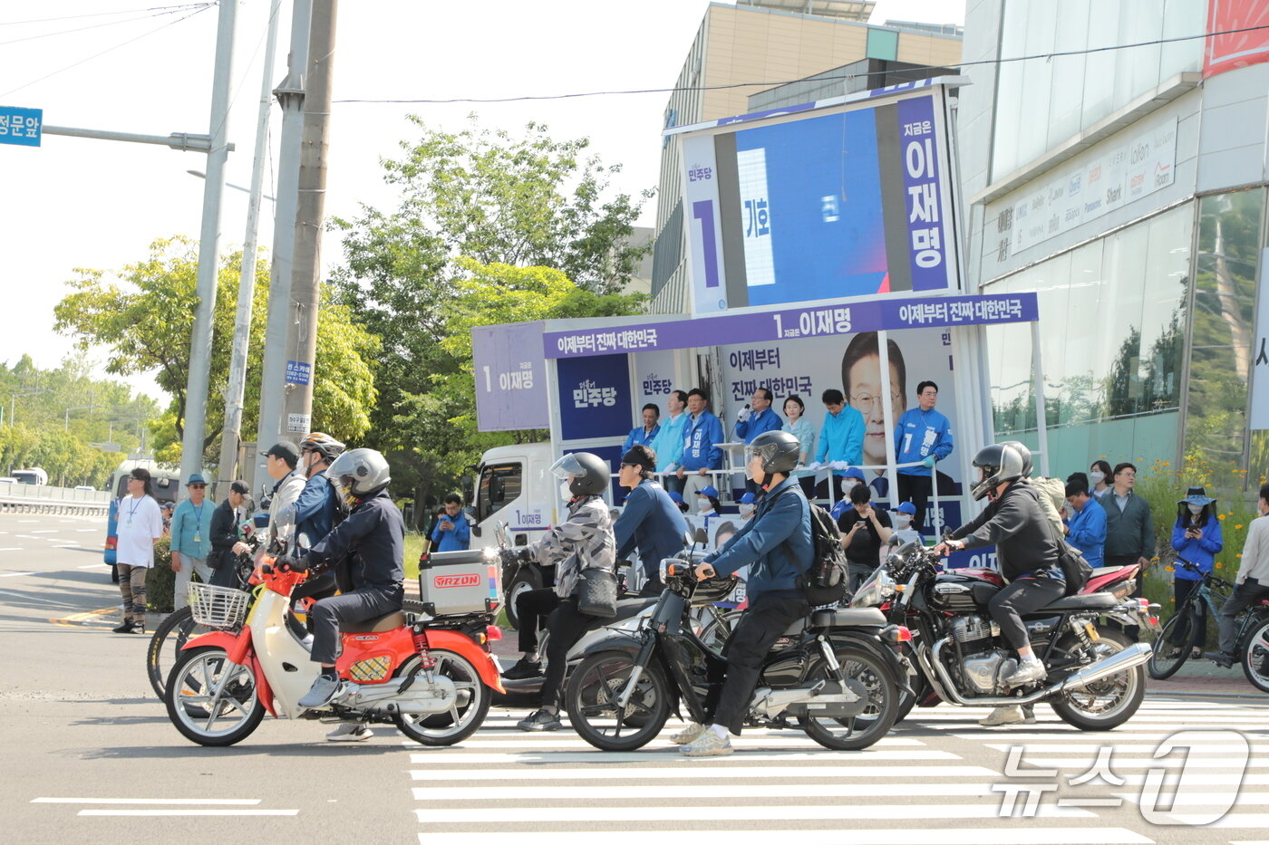 본문 이미지 - 울산 북구 현대자동차 울산공장 앞에서 직원들이 오토바이로 출퇴근하고 있다. /뉴스1 김세은 기자