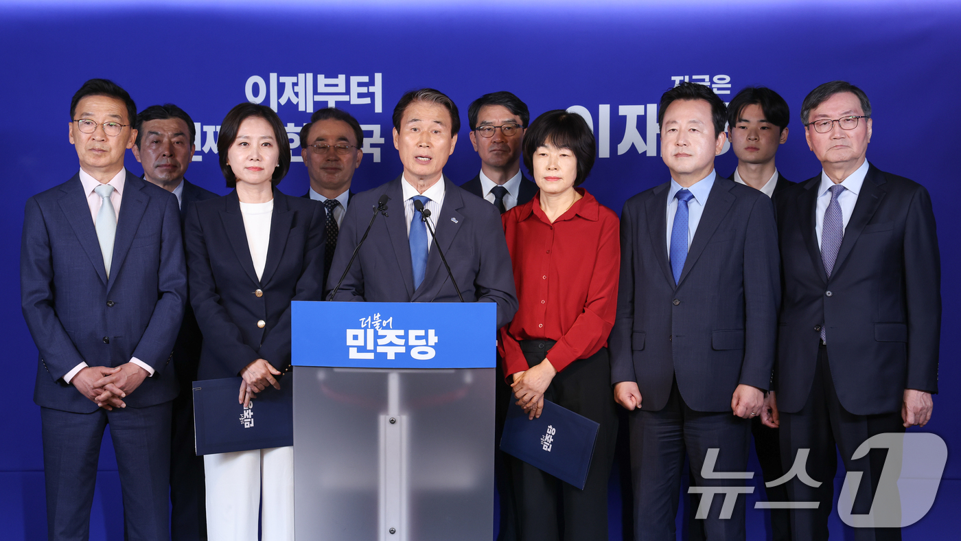 (서울=뉴스1) 안은나 기자 = 권오을 더불어민주당 중앙선거대책위원회 국민대통합위원장이 27일 오전 서울 여의도 중앙당사에서 허은아 전 개혁신당 대표, 최연숙 대구시당 선대위원장과 …