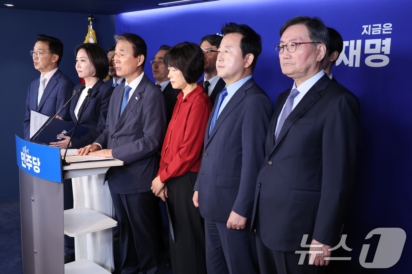 (서울=뉴스1) 안은나 기자 = 권오을 더불어민주당 중앙선거대책위원회 국민대통합위원장이 27일 오전 서울 여의도 중앙당사에서 허은아 전 개혁신당 대표, 최연숙 대구시당 선대위원장과 …