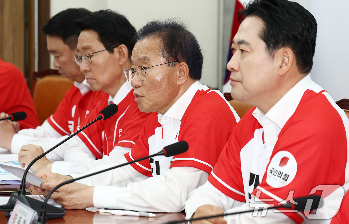 (서울=뉴스1) 김민지 기자 = 윤재옥 국민의힘 총괄선거대책본부장이 27일 오전 서울 여의도 국회에서 열린 선거대책본부 본부장단 회의에서 모두 발언을 하고 있다. 2025.5.27 …