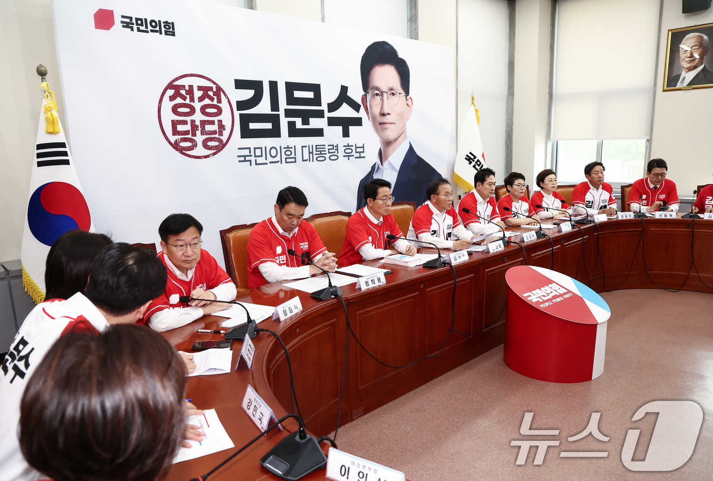 (서울=뉴스1) 김민지 기자 = 윤재옥 국민의힘 총괄선거대책본부장이 27일 오전 서울 여의도 국회에서 열린 선거대책본부 본부장단 회의에서 모두 발언을 하고 있다. 2025.5.27 …