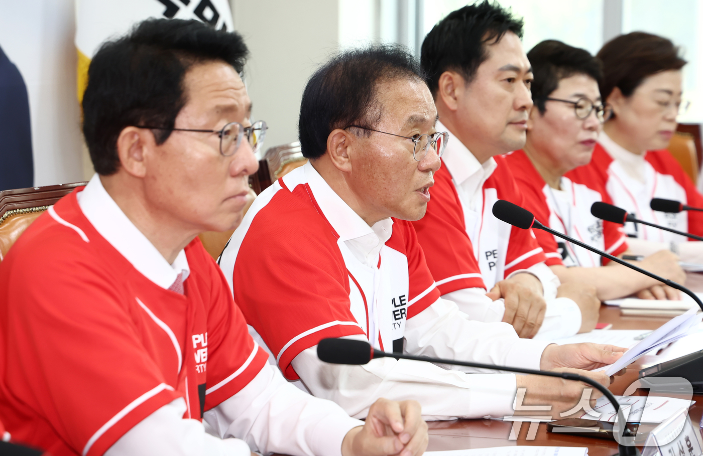 (서울=뉴스1) 김민지 기자 = 윤재옥 국민의힘 총괄선거대책본부장(왼쪽 두번째)이 27일 오전 서울 여의도 국회에서 열린 선거대책본부 본부장단 회의에서 모두 발언을 하고 있다. 2 …