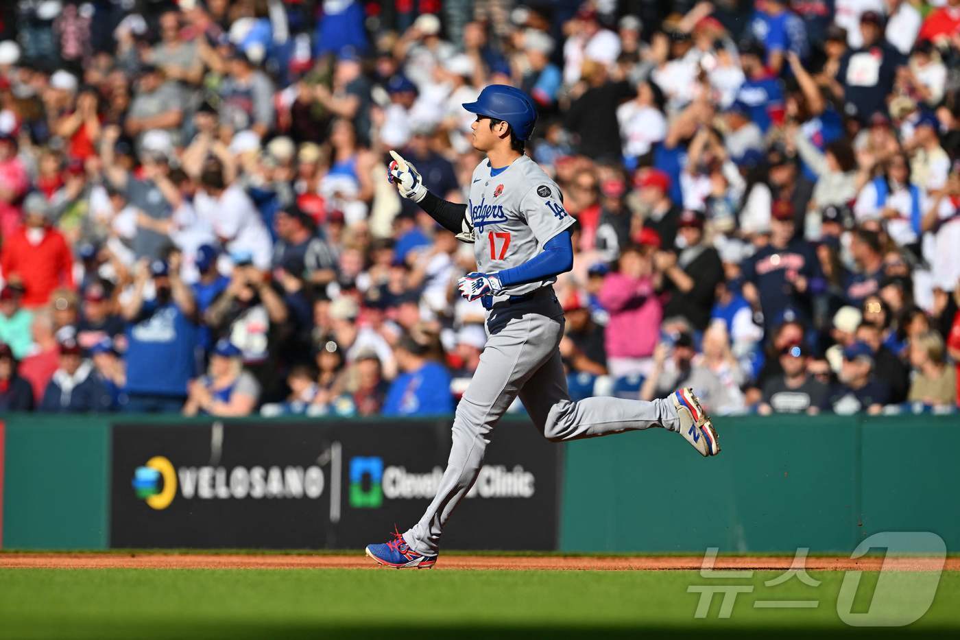 본문 이미지 - LA 다저스 오타니 쇼헤이가 27일(한국시간) 열린 2025 메이저리그 클리블랜드 가디언스전에서 1회초 선두 타자 홈런을 터뜨린 후 기뻐하고 있다. ⓒ AFP=뉴스1