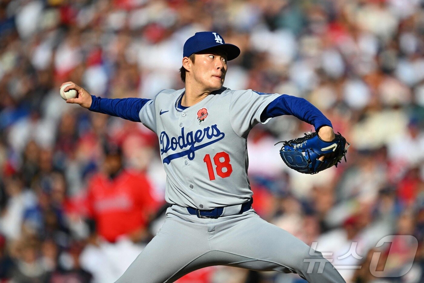 본문 이미지 - LA 다저스 야마모토 요시노부가 27일(한국시간) 열린 2025 메이저리그 클리블랜드 가디언스전에 선발 등판해 6이닝을 2실점으로 막고 시즌 6승째를 챙겼다. ⓒ AFP=뉴스1
