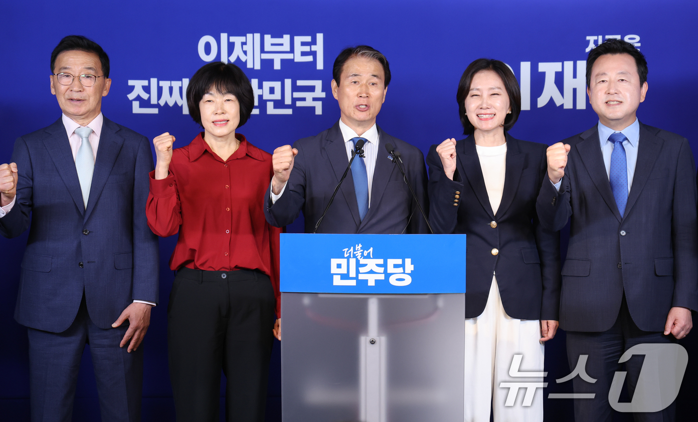 (서울=뉴스1) 안은나 기자 = 권오을 더불어민주당 중앙선거대책위원회 국민대통합위원장 등이 27일 오전 서울 여의도 중앙당사에서 진짜 보수 선언문을 낭독한 뒤 구호를 외치고 있다. …